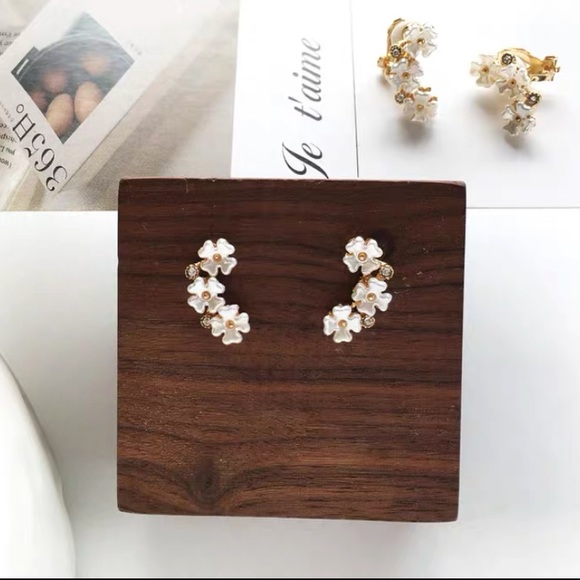 💙💕Last one Sterling Triple Flowers Earrings - Picture 4 of 9